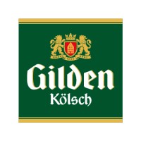 Ein grüner Banner mit einem goldenen Wappen und weißem Text darauf.